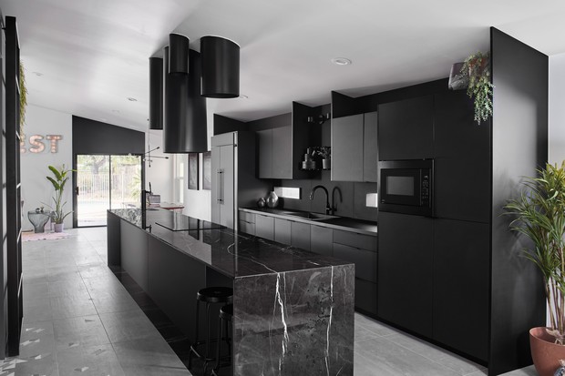 Preto, cinza e branco causam impacto elegante nesta casa  (Foto: FOTOS ROEHNER+RYAN/DIVULGAÇÃO)