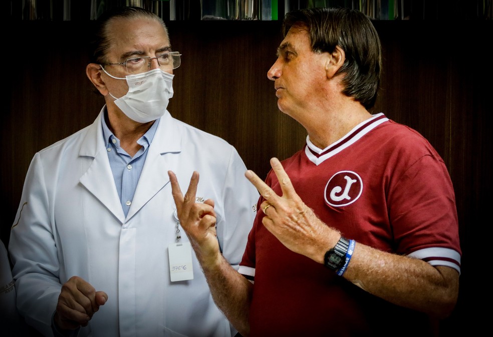 O presidente Jair Bolsonaro na manhã desta quarta-feira (5) no Hospital Vila Nova Star, na zona sul de São Paulo, onde estava internado deste a madrugada da última segunda-feira (3). — Foto: ALOISIO MAURICIO/FOTOARENA/ESTADÃO CONTEÚDO