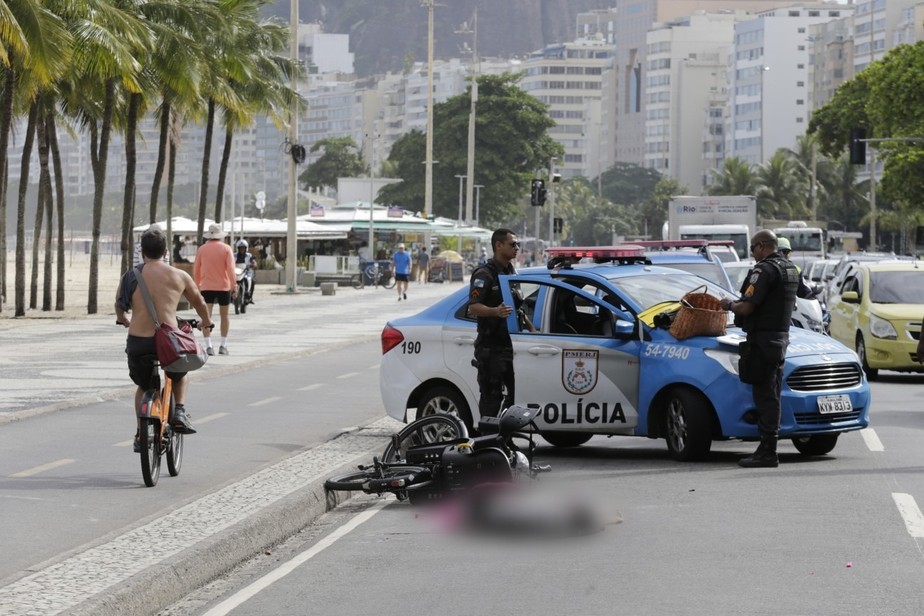Mulher morre atropelada em ciclovia na Avenida Atlântica, em Copacabana