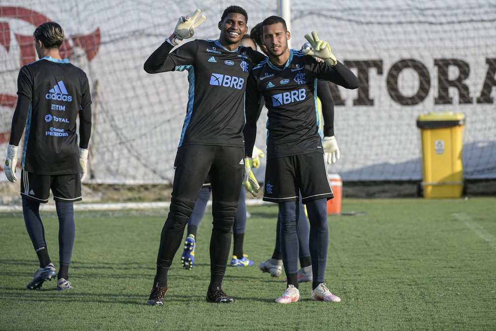 Gabriel Batista e Hugo Souza juntos em treino do Flamengo — Foto: Alexandre Vidal / Flamengo