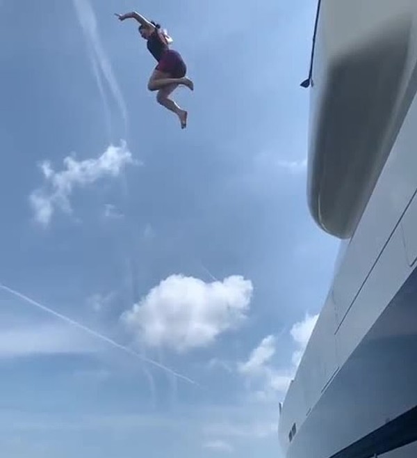 A socialite Kylie Jenner saltando do topo do iate de 20 metros (Foto: Instagram)