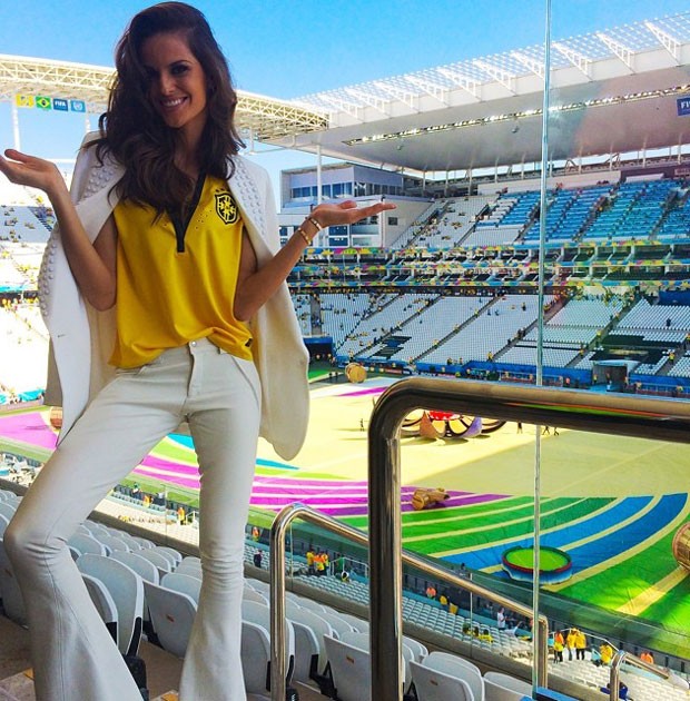 Izabel Goulart posa com blusa da seleção brasileira - Quem | QUEM News