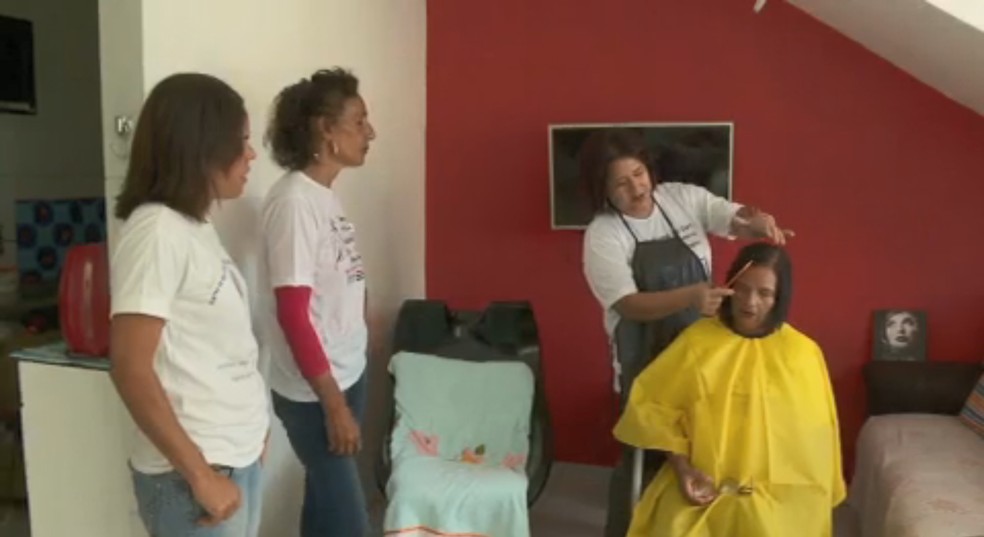 Independência financeira: Mulheres que sofreram violência doméstica fizeram curso de cabeleireira em Olinda — Foto: Reprodução/TV Globo
