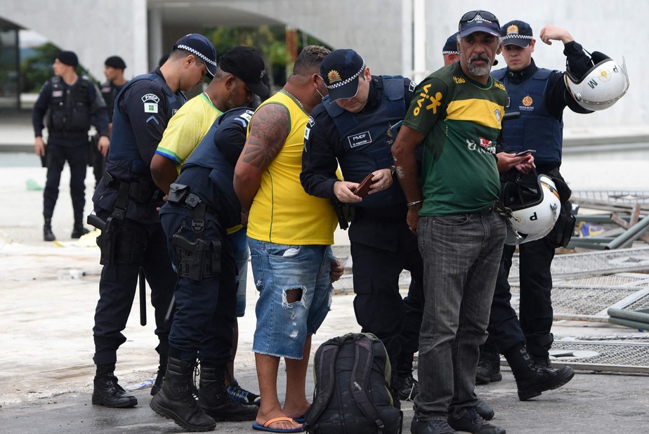 Policiais prendem manifestantes de atos golpistas em Brasíla em 8 de janeiro