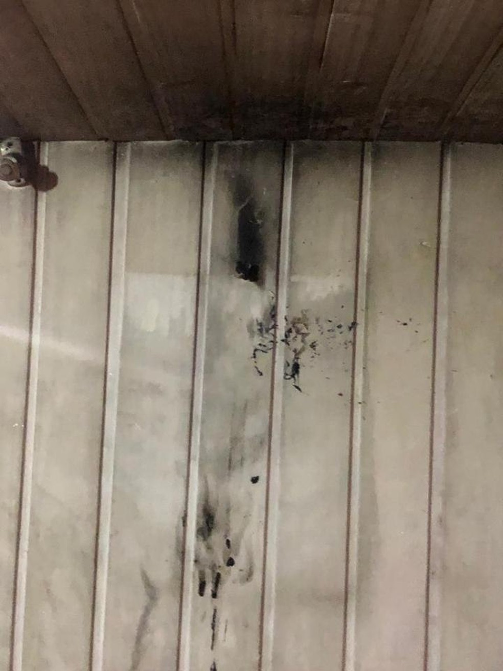 Parte da parede da residência ficou com marcas de fogo após homem se irritar com pedido para lavar as mãos em SC — Foto: PM/Divugação