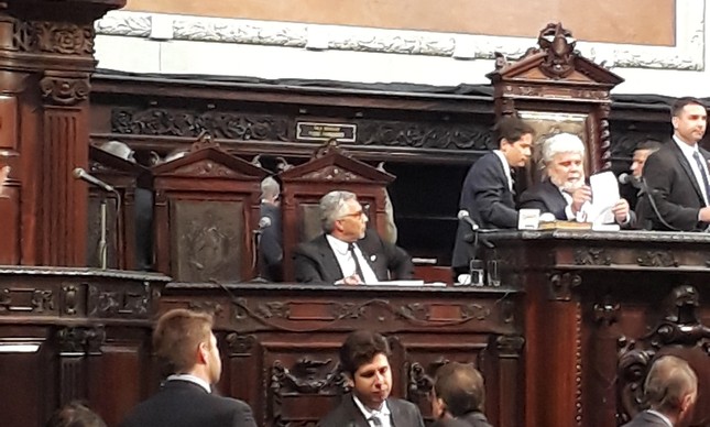 Rafael Picciani, filho de Jorge Picciani, está no plenário da Alerj