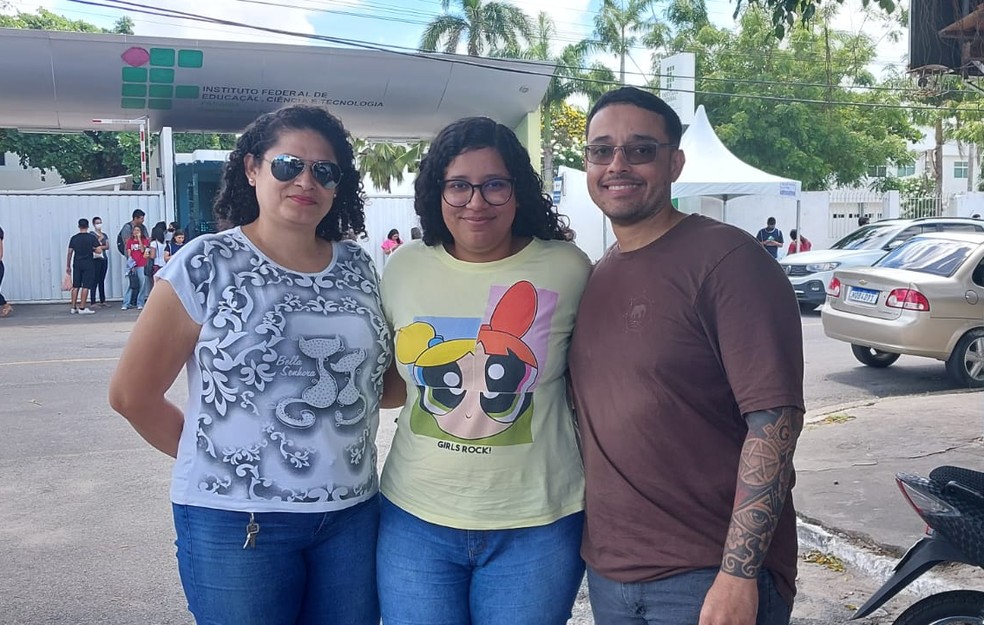 Pai, mãe e filha fazem prova do Enem 2022 juntos — Foto: Natally Domingos/g1