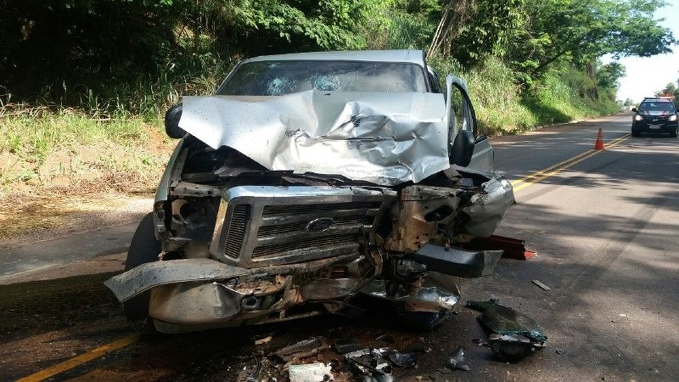 Frente da caminhonete ficou completamente destruída na batida — Foto: Divulgação/PRF