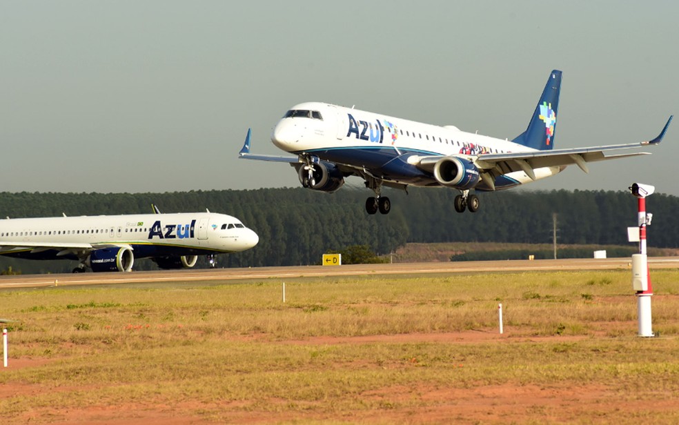 Avião da Azul pousa no Aeroporto Internacional de Viracopos — Foto: Luciano Calafiori/G1