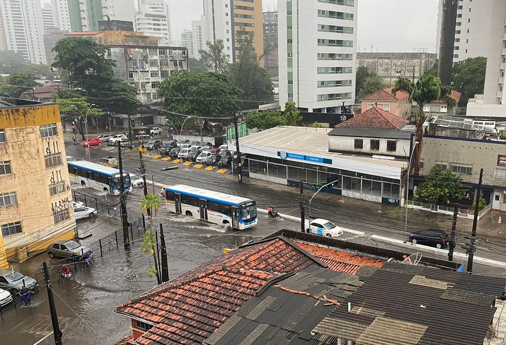 Avenida Norte, no Recife, ficou alagada na manhã desta segunda-feira (6) — Foto: Pedro Alves/g1