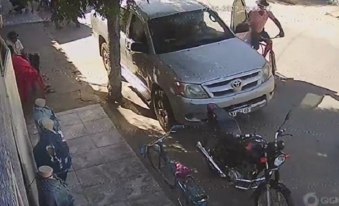 Ciclista morre atingido por porta de veículo no Ceará; vídeo