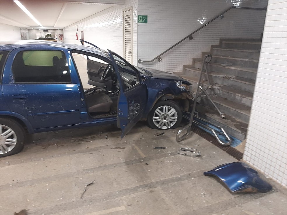 Motorista embriagado bate carro e invade estação de metrô na Asa Sul, em Brasília — Foto: PMDF/Divulgação