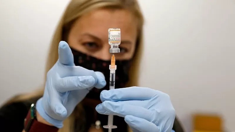 Vacinação das crianças representa um 'horizonte melhor para 2022', avaliam especialistas (Foto: Getty Images via BBC News Brasil )