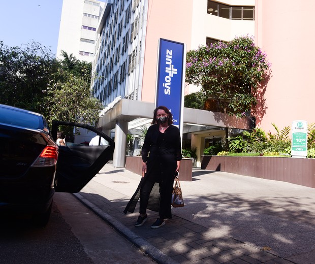 Myrian Rios tem alta de hospital em SP (Foto: Leo Franco/AgNews)