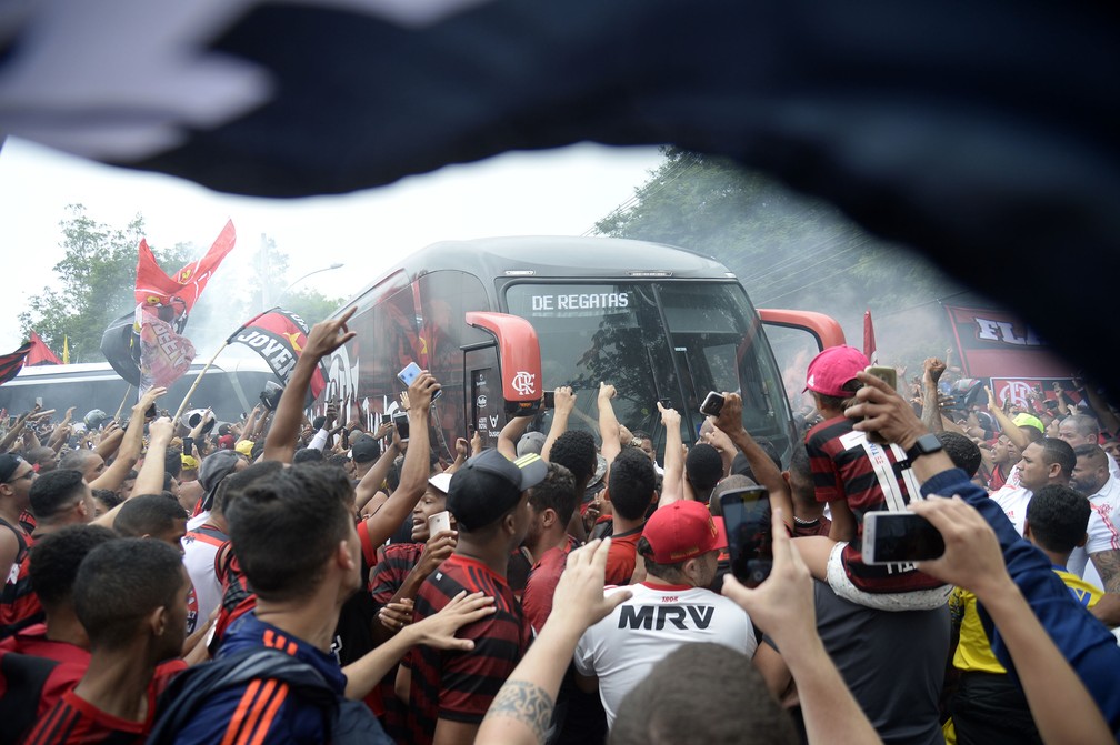 Torcida do Flamengo na porta do Ninho — Foto: André Durão / GloboEsporte.com