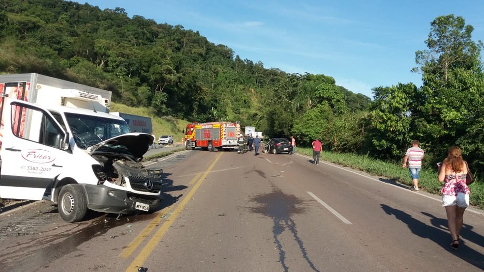 Veículos envolvidos em acidente na BR-470 em Gaspar, SC. — Foto: Divulgação/PRF-SC