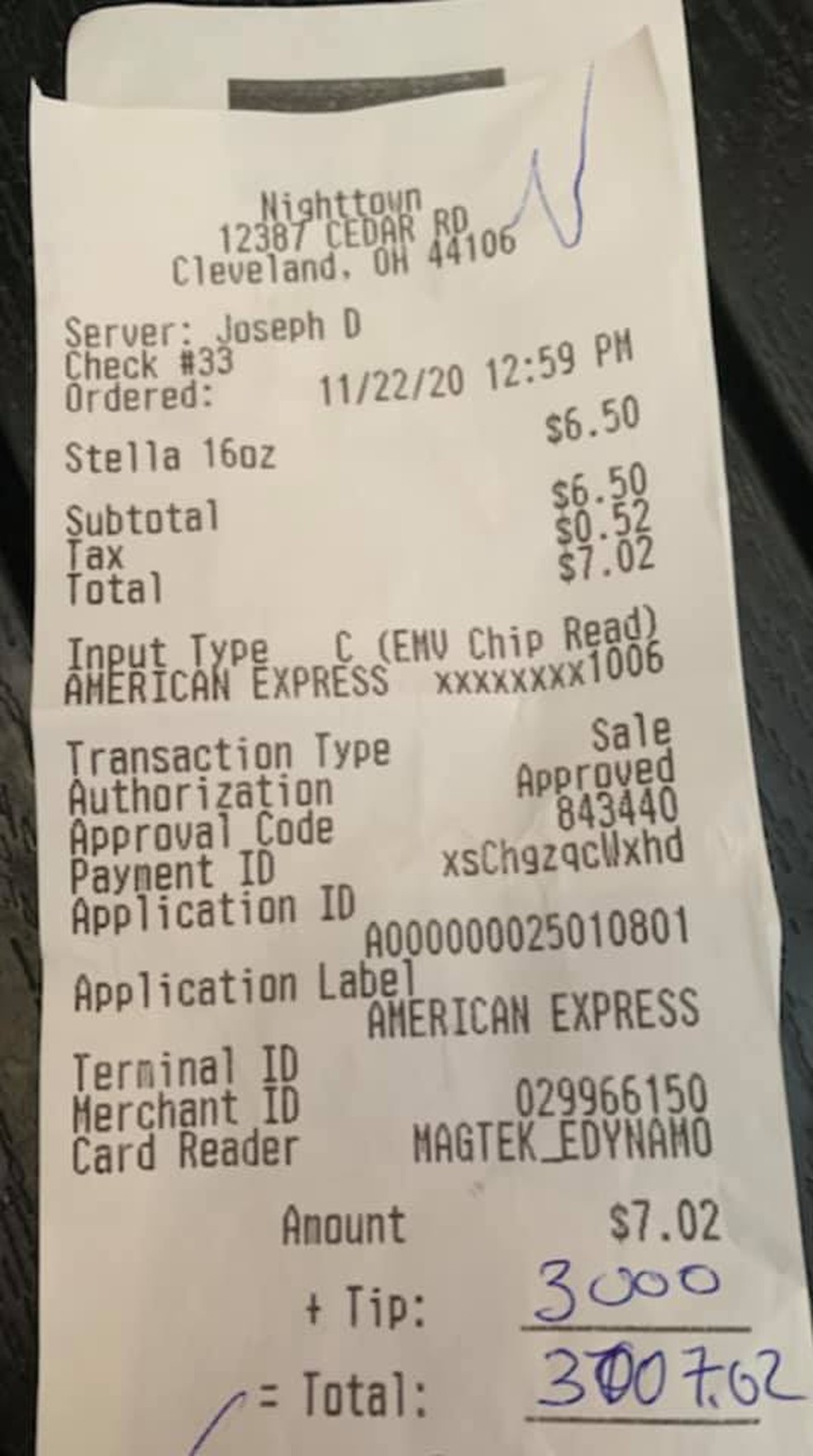 Nota fiscal mostra o valor pago da gorjeta ao restaurante em Cleveland, nos EUA: US$ 3 mil  Foto: Brendan Ring/Reproduo/Facebook