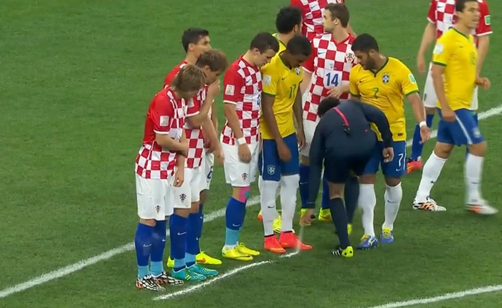 Copa do Mundo de 2014 foi a primeira com o uso do spray (Foto: Reprodução SporTV)