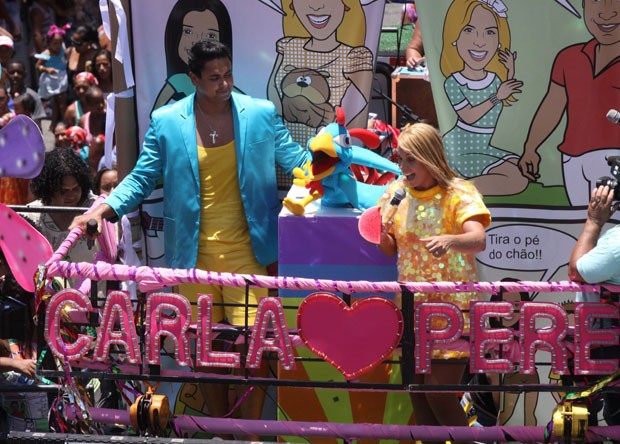 Carla Perez com o marido, Xanddy, em seu trio elétrico para puxar o bloco Bloco Algodão Doce, no Carnaval de Salvador (Foto: Fábio Martins/AgNews)
