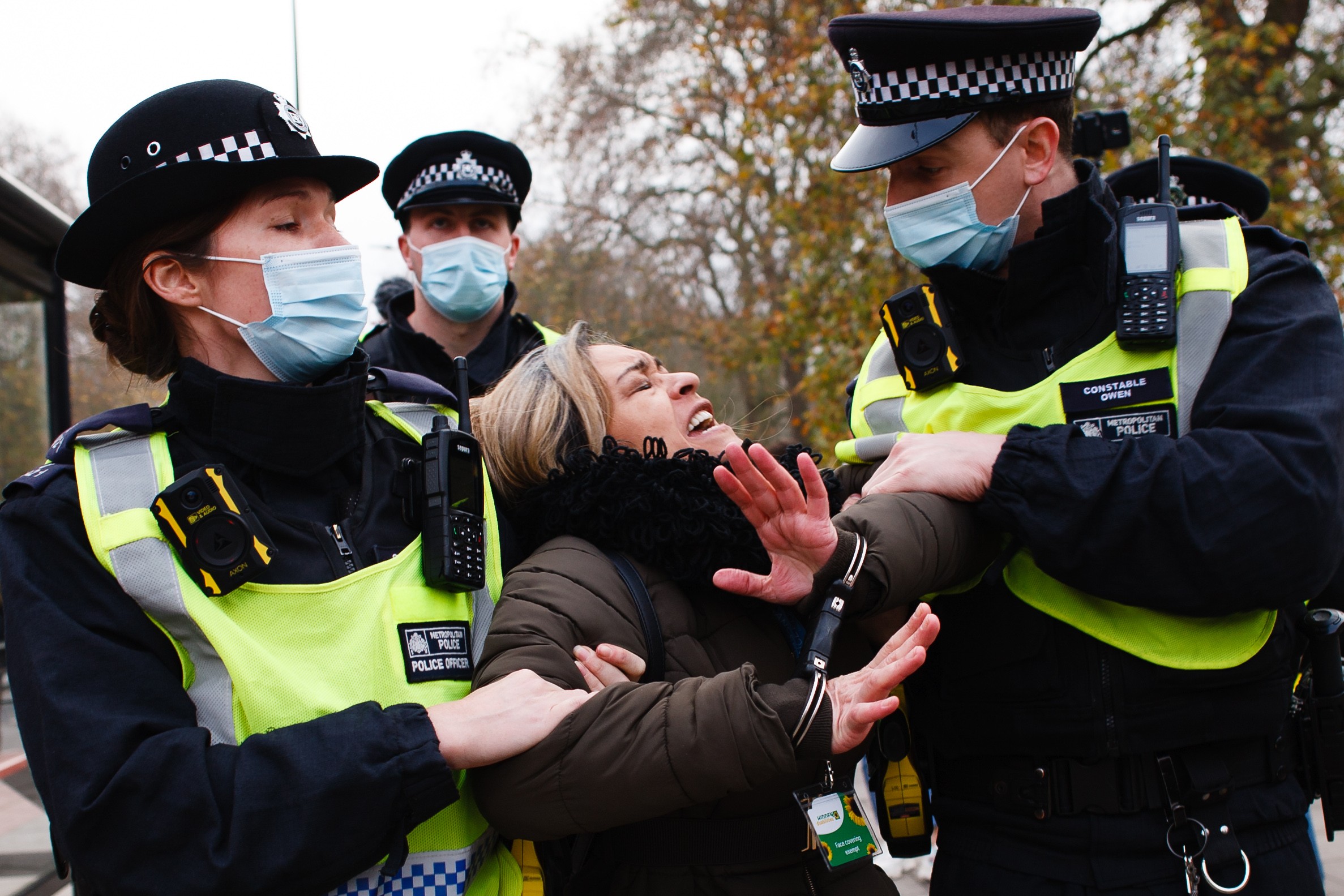 Manifestantes anti-lockdown são presos em Londres (Foto: Getty Images)