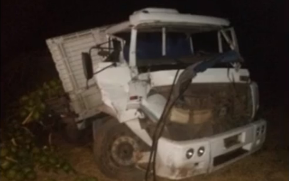 Acidente com ônibus que transportava estudantes deixa mortos no sudoeste da Bahia — Foto: Reprodução/TV Bahia