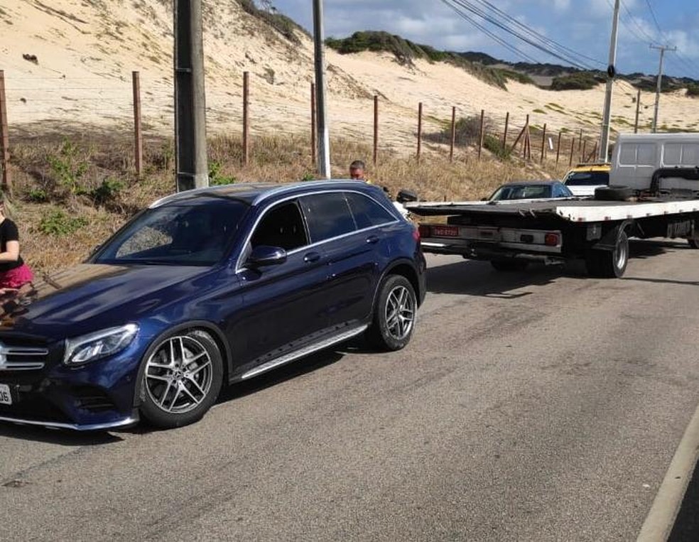 Motorista com sinais de embriaguez bate o carro na Via Costeira, em Natal — Foto: Cedida