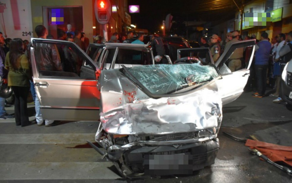 Veículos ficaram completamente destruídos (Foto: Anderson Oliveira/Blog do Anderson)