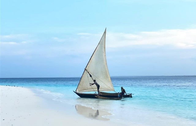 Visual: os barcos artesanais são comuns na ilha e levam os turistas para passeios (Foto: Reprodução/ Arquivo Pessoal)