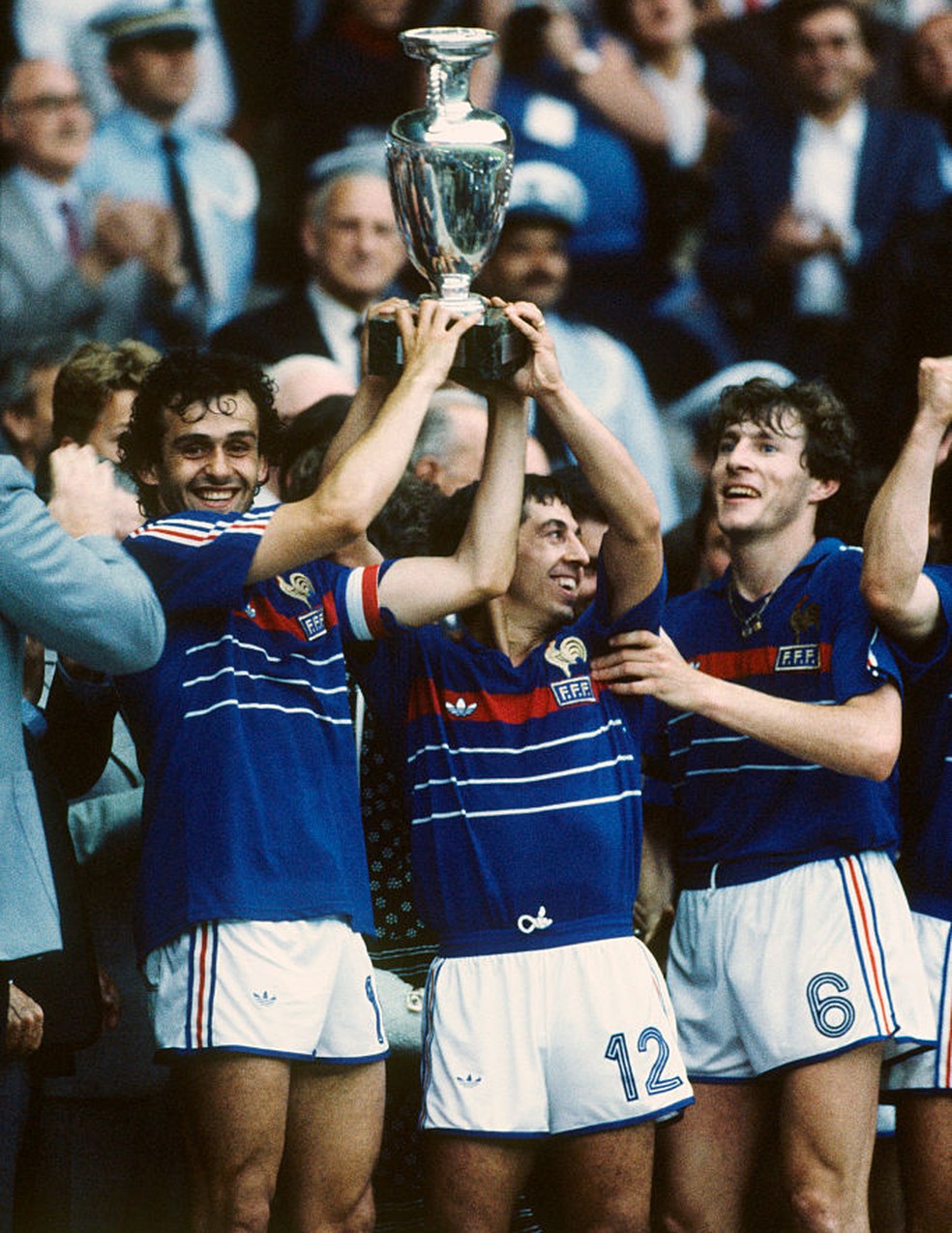 Platini levanta a primeira ta&ccedil;a conquistada pela Fran&ccedil;a, em 1984 &mdash; Foto: Jean-Yves Ruszniewski/Corbis/VCG via Getty Images
