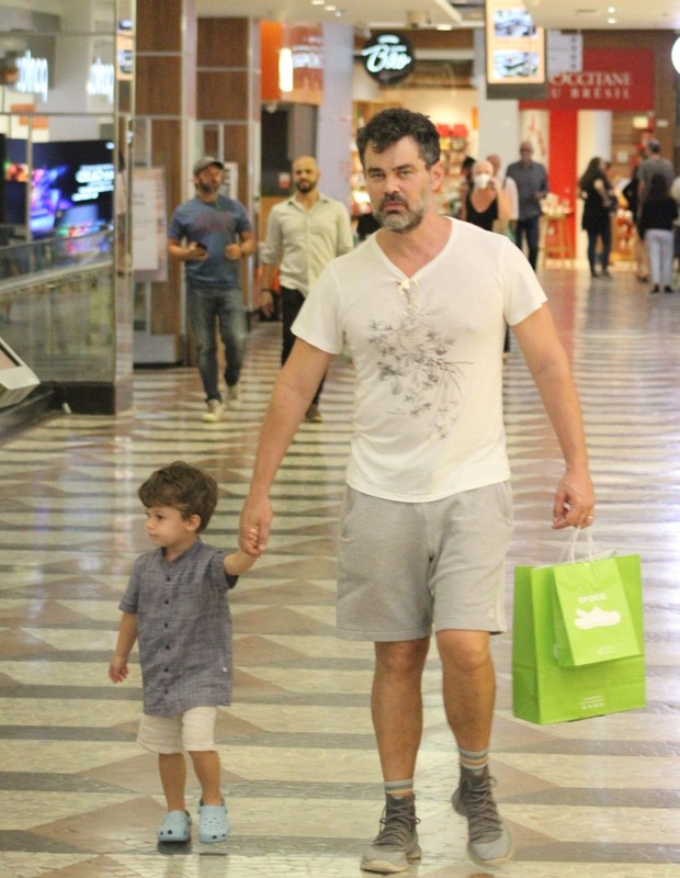 Carmo Della Vecchia passeia com filho e babá em shopping (Foto: Adão/AgNews)