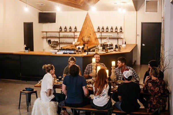 Jensen reúne amigos e familiares na cervejaria (Foto: Reprodução/Instagram)