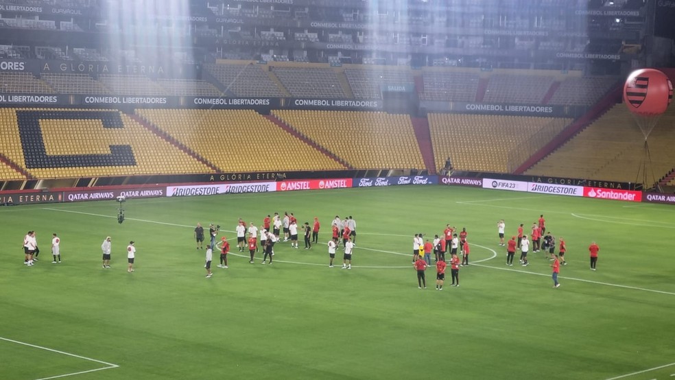 Time do Flamengo faz o reconhecimento do Monumental de Guayaquil &mdash; Foto: Fred Huber