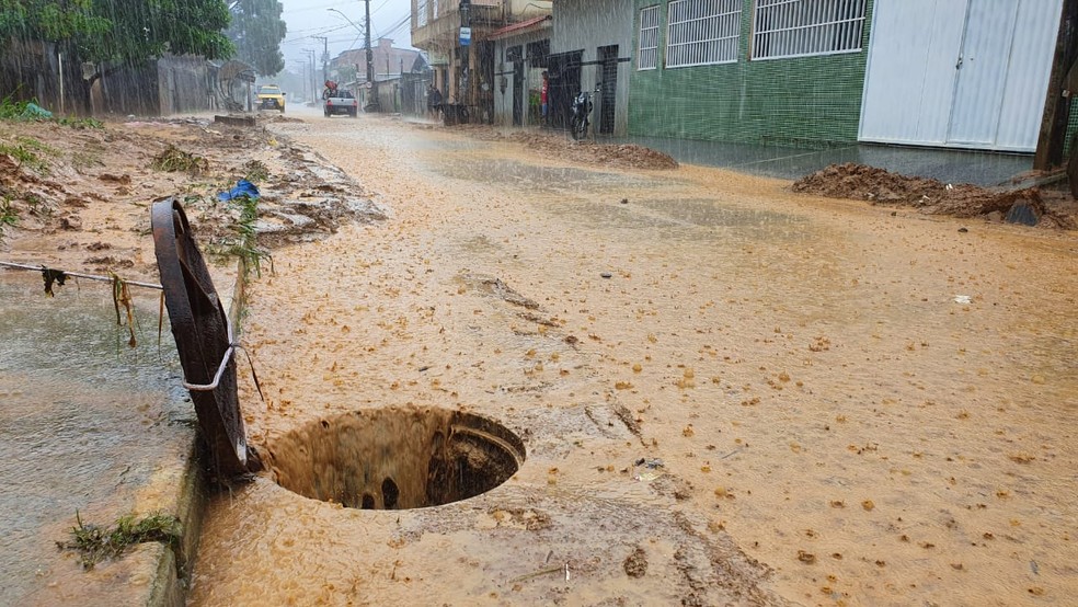 Bueiro aberto para escoar água da chuva em Cariacica, ES — Foto: Carlos Alberto Silva/Rede Gazeta