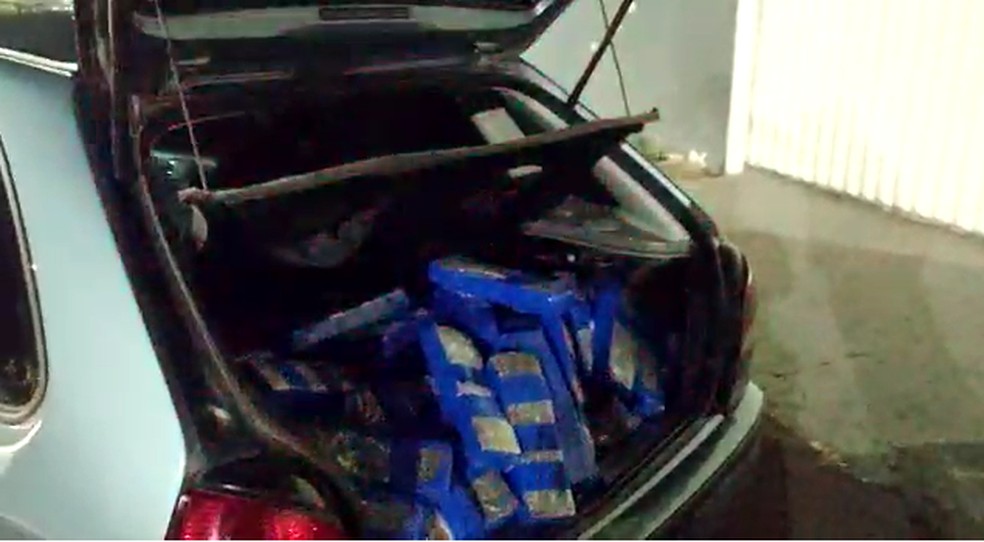 Casal é preso transportando quase 100 kg de maconha em Jaú — Foto: Polícia Rodoviária/Reprodução