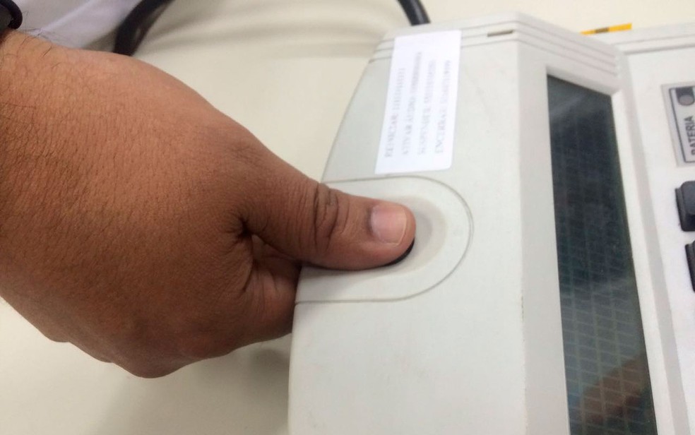 Voto por biometria na sede do TRE, em Salvador (Foto: Dalton Soares/TV Bahia)