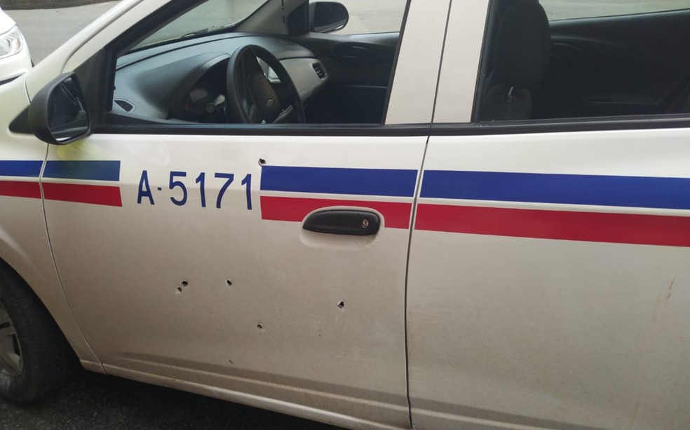 Veículo foi atingido por pelo menos oito tiros; dois disparos atingiram o motorista em Salvador — Foto: Lisboa Júnior/TV Bahia