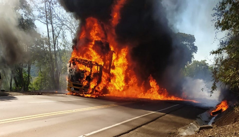 Caminhão pega fogo na BR-153, em Marcelino Ramos; motorista sai ileso, diz PRF