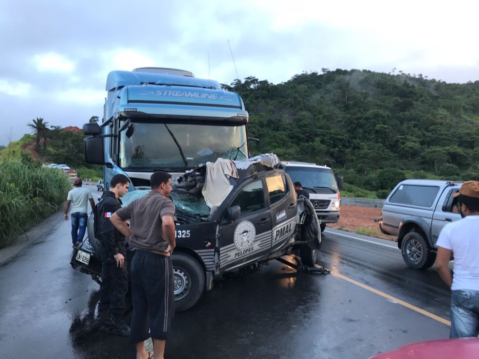 Acidente atraiu curiosos na BR-101 (Foto: H&iacute;gor Silva/4O Graus)
