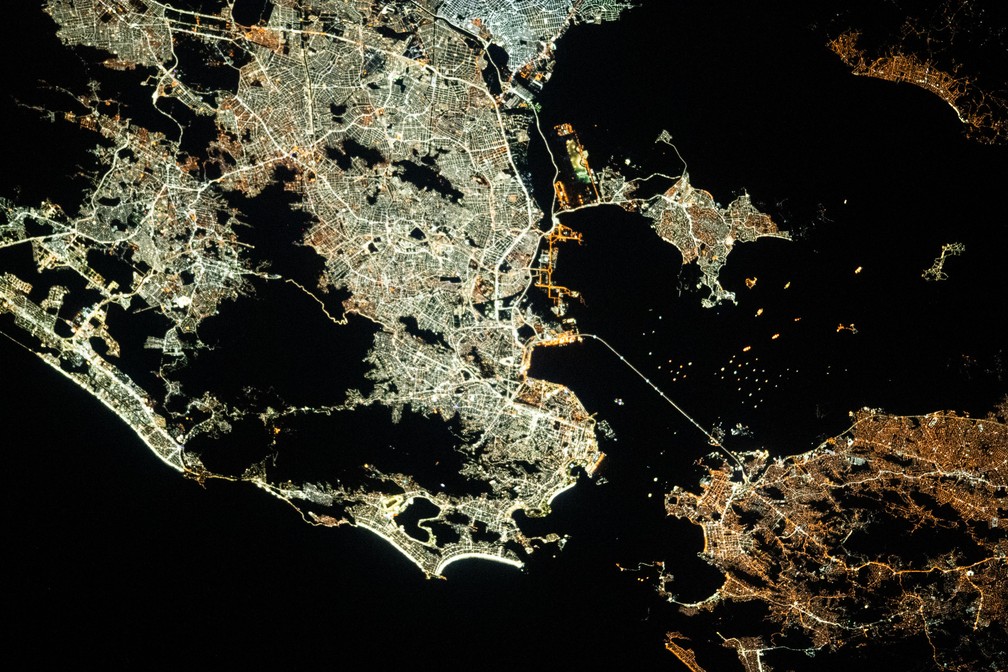 Foto aérea de Rio e Niterói, feita da ISS e divulgada pela Nasa no domingo (17) — Foto: ISS/Nasa/Divulgação