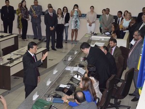 Momento do juramento no plenário da Assembleia Legislativa do Amapá (Foto: Abinoan Santiago/G1)