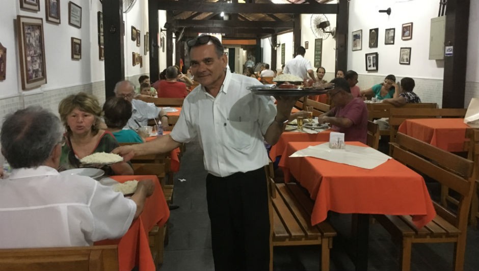 Zé Mario, com 29 anos de casa, serve churrasco numa mesa: abre e fecha do Steak House mobiliza boêmios de Niterói  (Foto: Ludmilla de Lima / Agência O Globo)