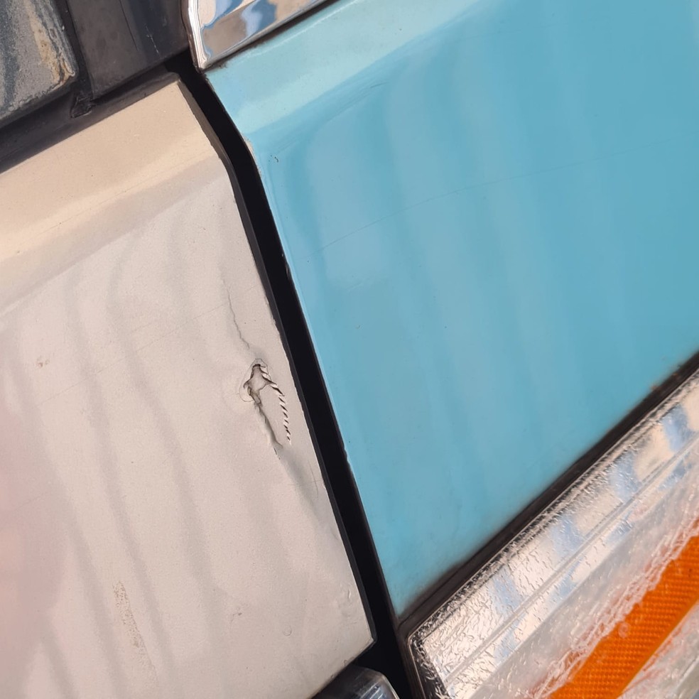 Ônibus do Botafogo-PB é atingido por pedras na entrada do Estádio da Colina, em Manaus — Foto: Francisco Sales / Botafogo-PB