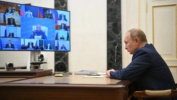 O presidente russo Vladimir Putin em reunião ministerial (Foto: ALEXEI NIKOLSKY/GETTY IMAGES via BBC)