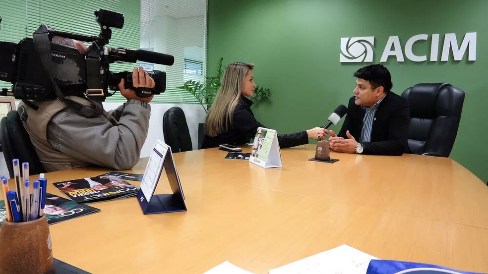Adriano Luiz Martins, presidente da associação comercial, anuncia campanha promocional para o mês de setembro — Foto: Arquivo ACIM