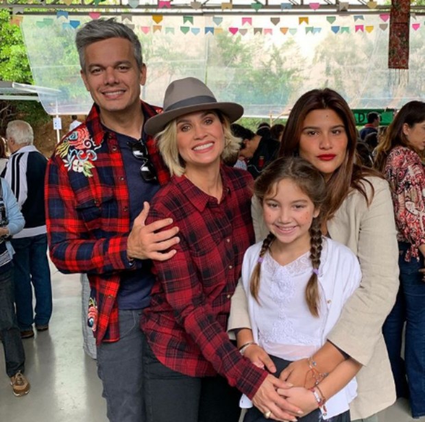 Flávia Alessandra e família (Foto: Reprodução / Instagram)
