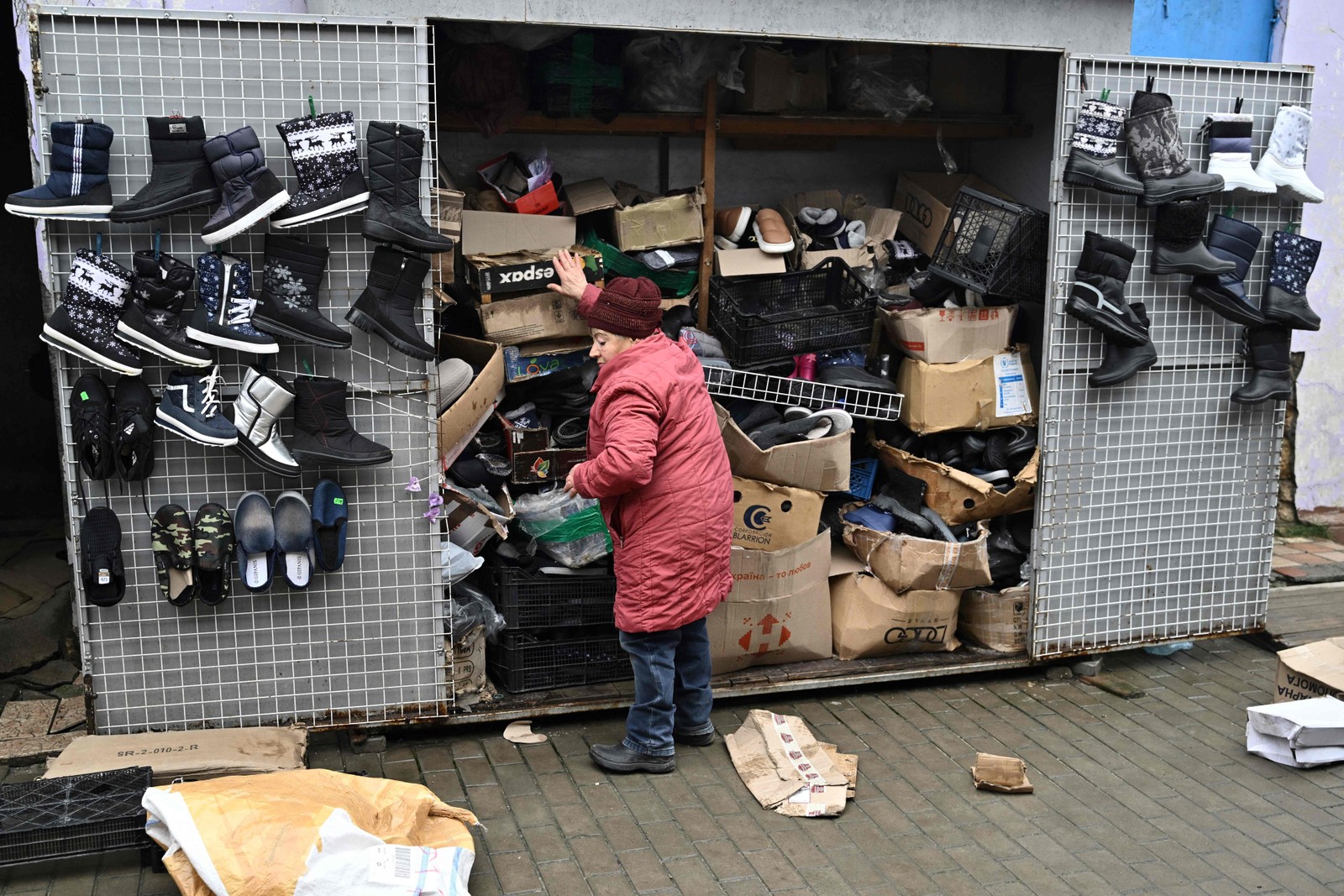 Um vendedora organiza suas mercadorias em um mercado na cidade de Ochakiv, em meio à invasão russa na Ucrânia. — Foto: Genya SAVILOV / AFP