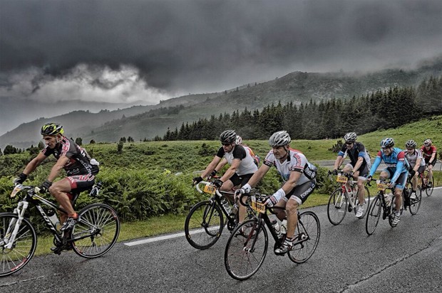 Ciclistas pedalam em trecho de estrada de Cunha, que fará parte do circuito da etapa brasileira do L’Étape du Tour (Foto: Divulgação)