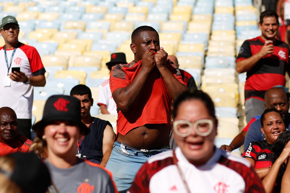 Torcedores do Flamengo em situação de rua foram levados para o jogo contra o Athletico-PR — Foto: Gilvan de Souza/Flamengo