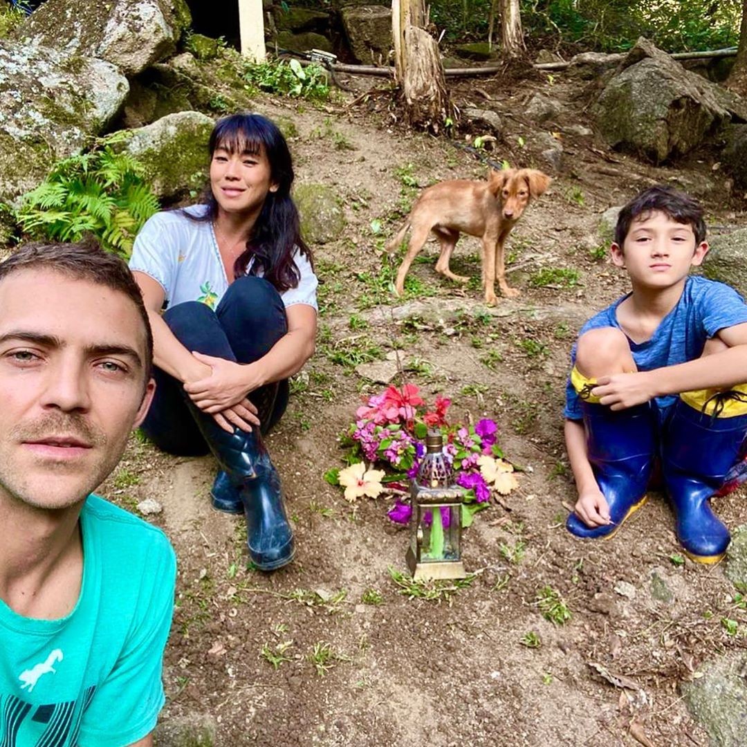 Danni Suzuki e Kauai enterram a cachorrinha Margarida (Foto: Reprodução/Instagram)