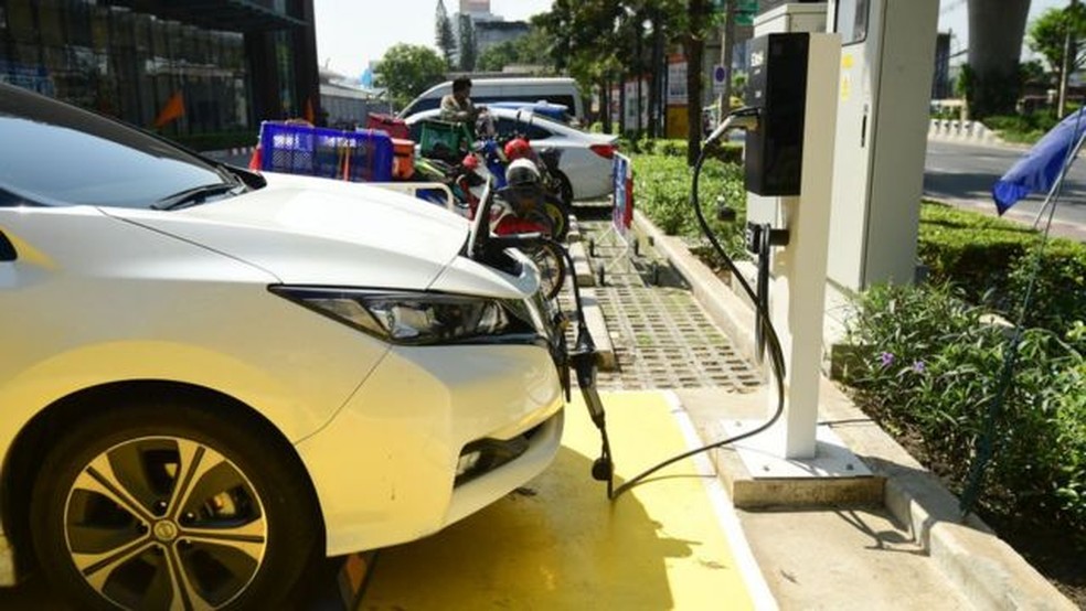 Carros elétricos trazem grande diferença para as emissões do transporte, mas exigem investimentos em tecnologia de carregamento de energia para acelerar sua aceitação. — Foto: GETTY IMAGES/BBC